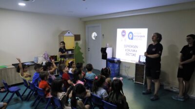 Antalya Büyükşehir Belediyesi’ne bağlı kreşlerde, minik öğrencilere deprem eğitimi verildi.