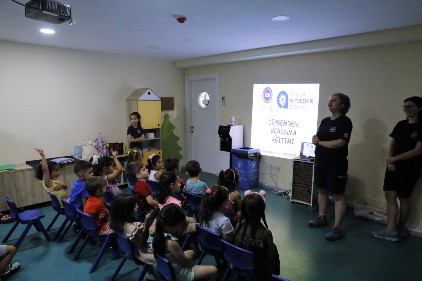 Antalya Büyükşehir Belediyesi’ne bağlı kreşlerde, minik öğrencilere deprem eğitimi verildi.