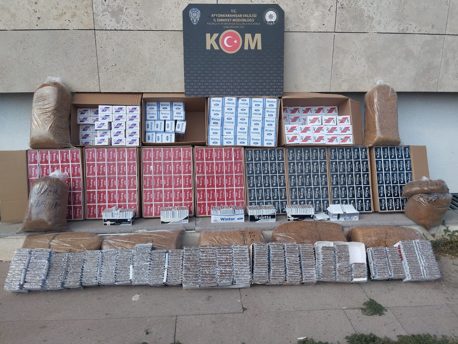 Afyonkarahisar’da polis tarafından gerçekleştirilen operasyonda 107 bin 400 adet boş