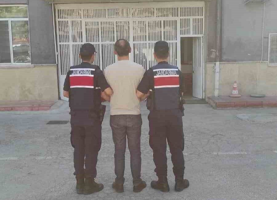 Afyonkarahisar’da çeşitli suçlardan 3 yıl hapis cezasıyla aranan şahıs kardeşine