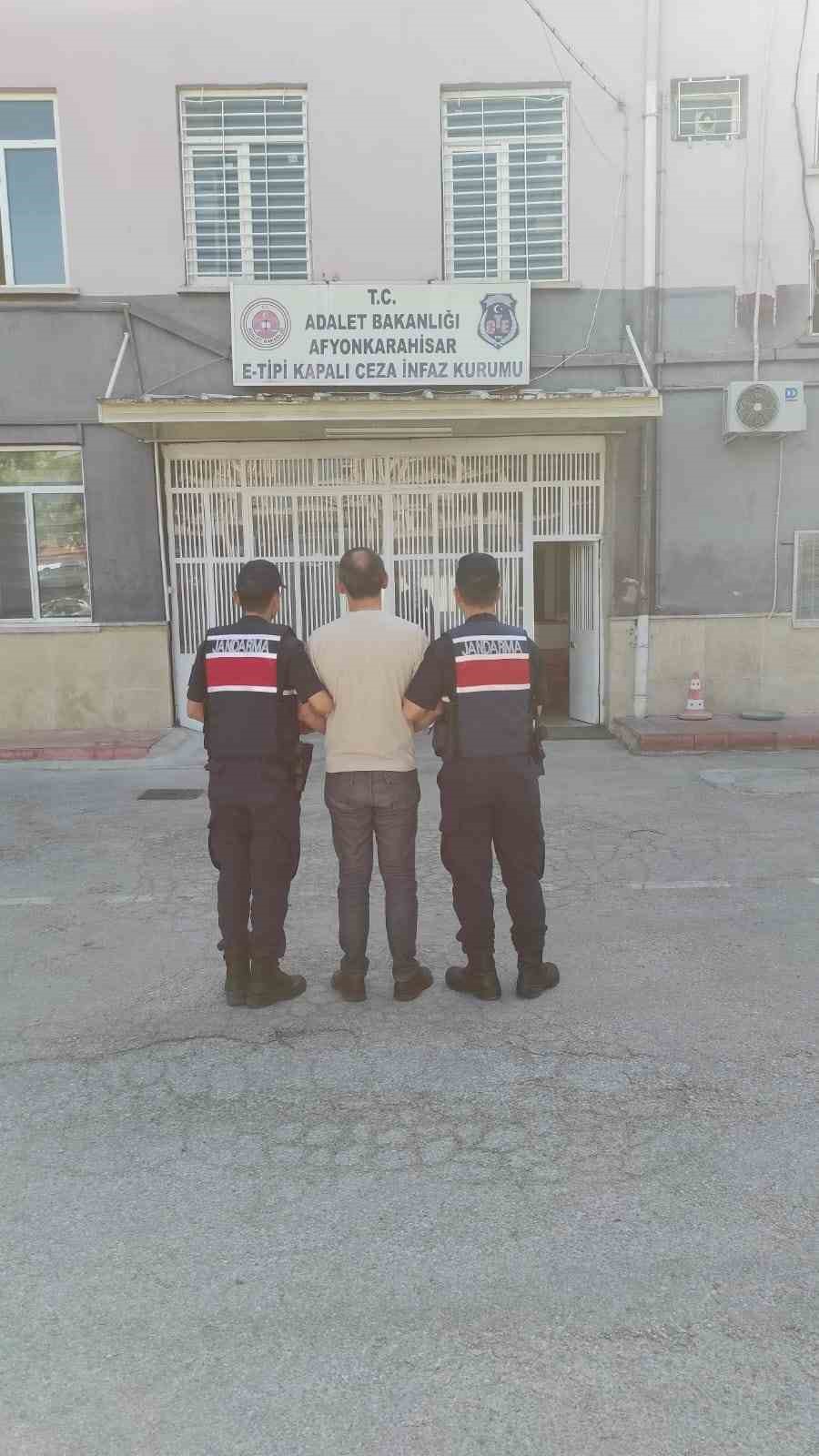Afyonkarahisar’da çeşitli suçlardan 3 yıl hapis cezasıyla aranan şahıs kardeşine