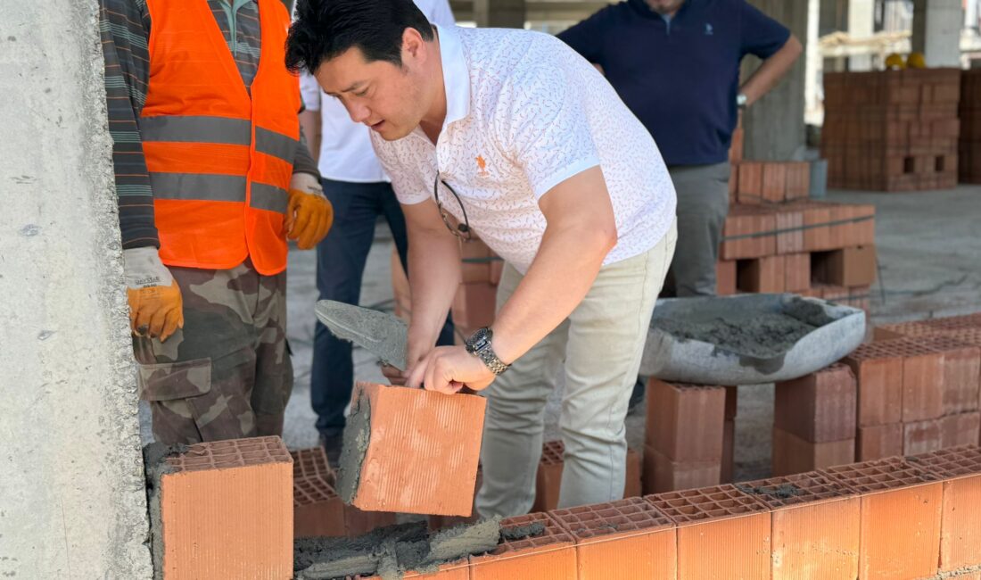 Bolvadin Belediye Başkanı Derviş Aynacı, Çarşı Merkezi’nde eski belediye binasının