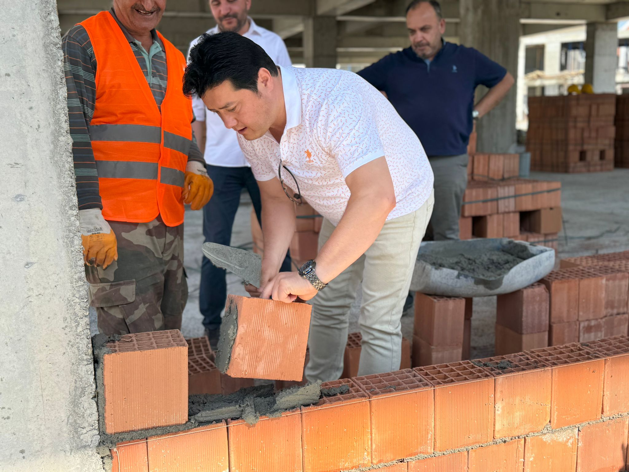 Bolvadin Belediye Başkanı Derviş Aynacı, Çarşı Merkezi’nde eski belediye binasının