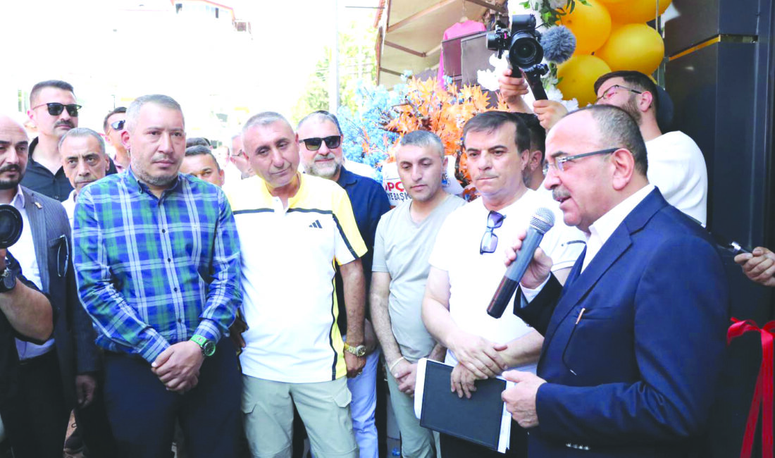 Dinar Belediye Başkanı Veysel Topçu,  Dinar ilçesinde Akdeniz Sarrafiyenin açılışına
