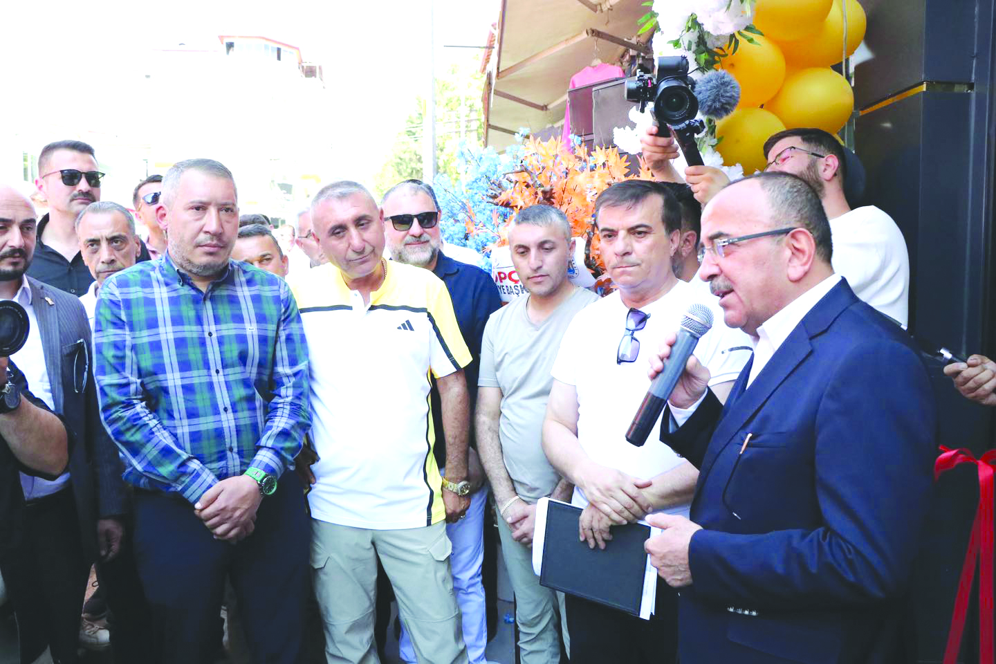 Dinar Belediye Başkanı Veysel Topçu,  Dinar ilçesinde Akdeniz Sarrafiyenin açılışına