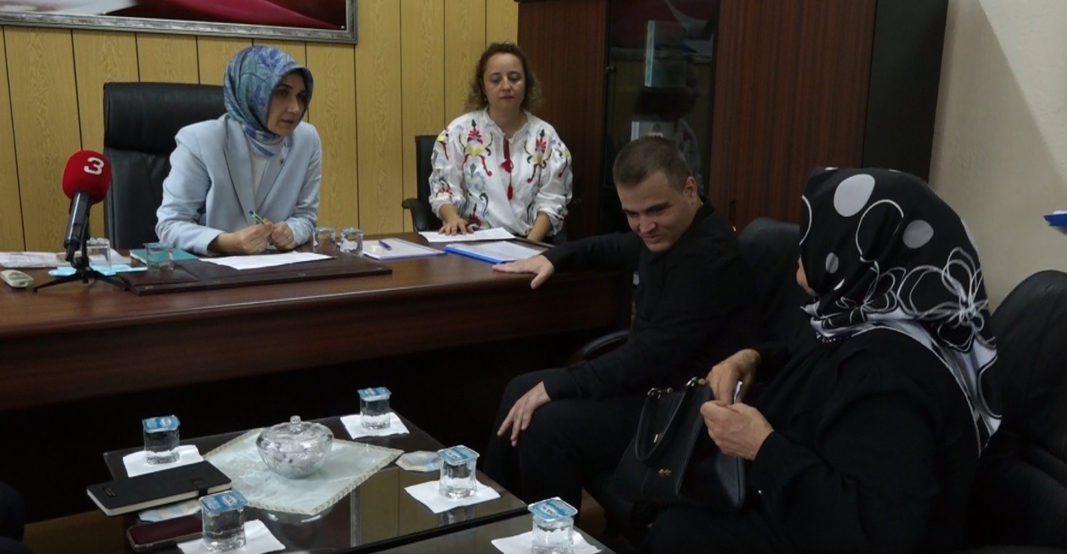 Afyonkarahisar Valiliği ilçelerde düzenlediği Halk Günü etkinliğine Sandıklı ilçesinde yaparak