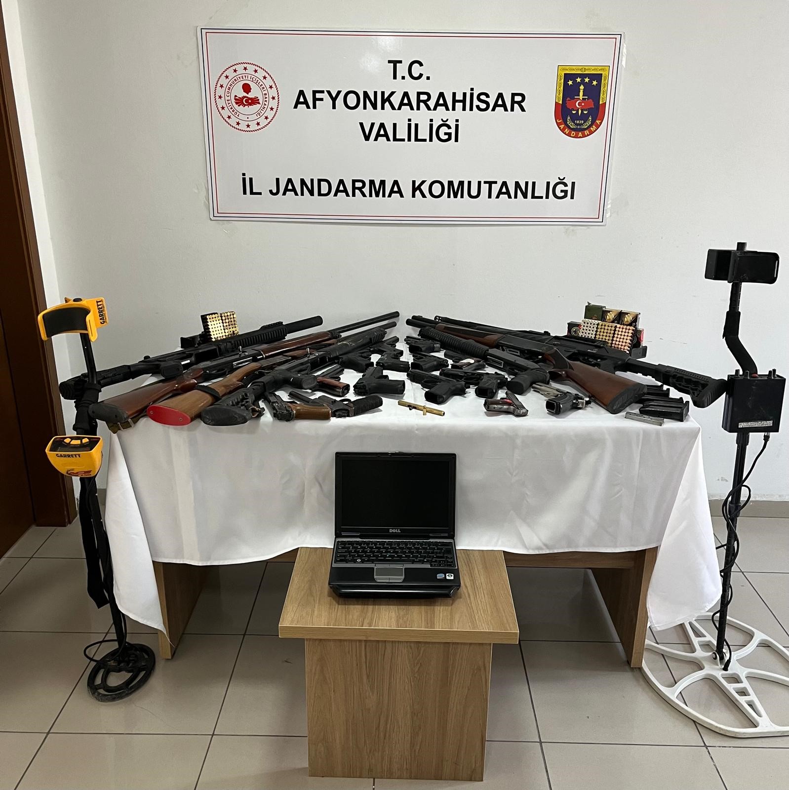 Afyonkarahisar’da evini silah tamir atölyesine çeviren şahsın adresine yapılan baskında