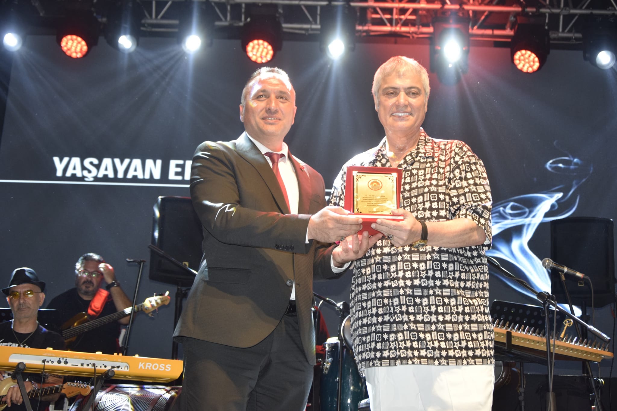 Afyonkarahisar’ın çay ilçesinde devam eden Vişne ve Eber Sarısı Festivali’nde
