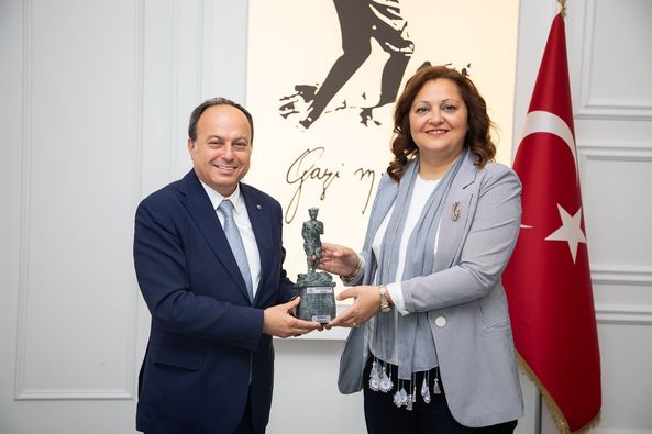 Afyonkarahisarlı gençlere uzun yıllardır burs desteği sağlayan Afyon Eğitim Vakfı,