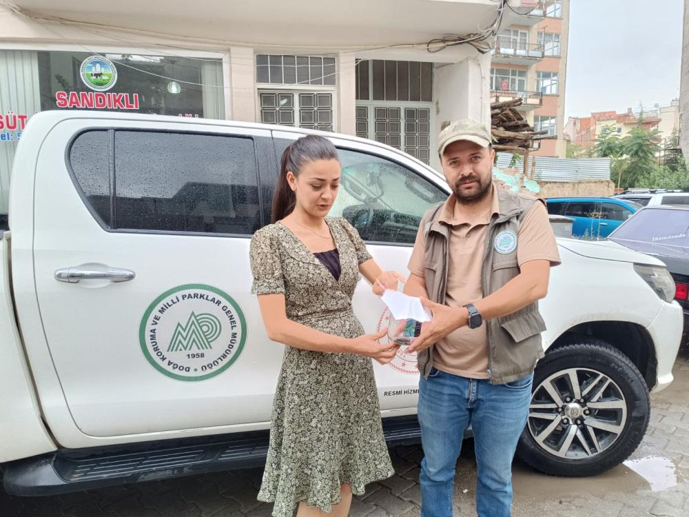 Afyonkarahisar’da bir avukatın işyeri önünde bulduğu cüce yarasa tedavi edilmek
