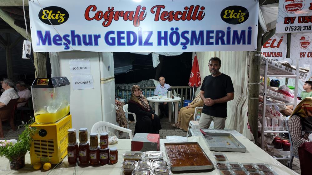 Gediz Tarhana Festivalinde yerli vatandaşların ürettiği yöresel ürünlerden höşmerim ve