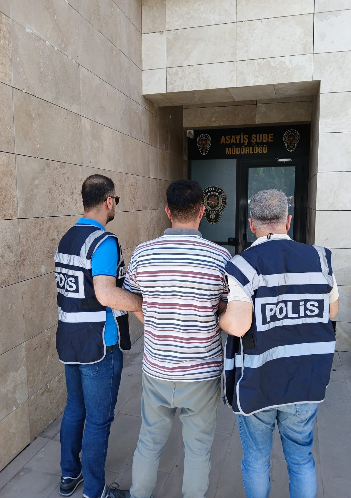Afyonkarahisar’da çeşitli suçlardan aranan 2 şahıs polis tarafından yakalandı. Edinilen