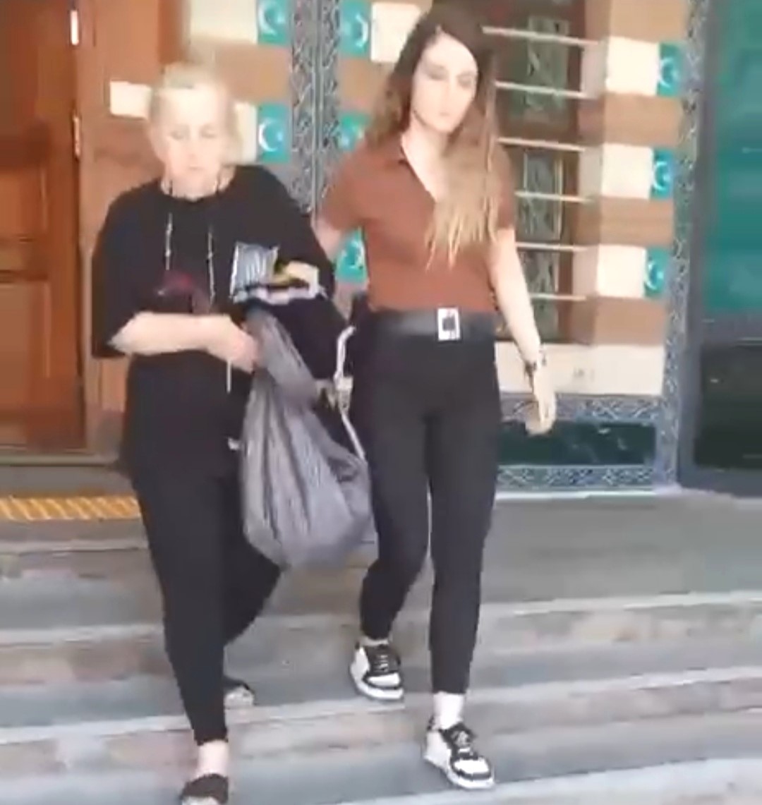 Kütahya’da polisin düzenlediği operasyonda büyücülük yaptığı iddiasıyla yakalanan zanlı tutuklandı.