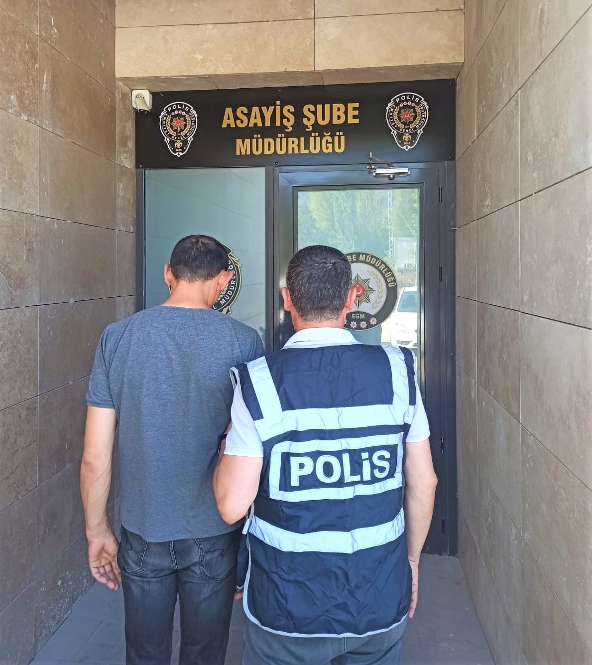 Afyonkarahisar’da 19 farklı suç kaydı bulunan ve 6 yıl hapis