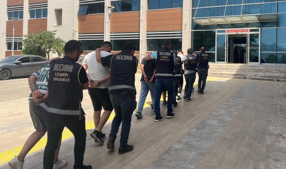 İzmir’in Ödemiş ilçesinde, bir otomobilde el yapımı patlayıcı ele geçirildi.