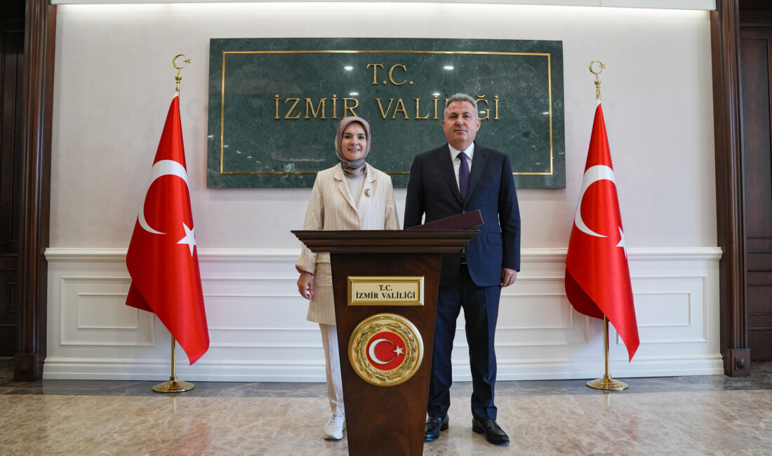 Aile ve Sosyal Hizmetler Bakanı Mahinur Özdemir Göktaş (solda), İzmir