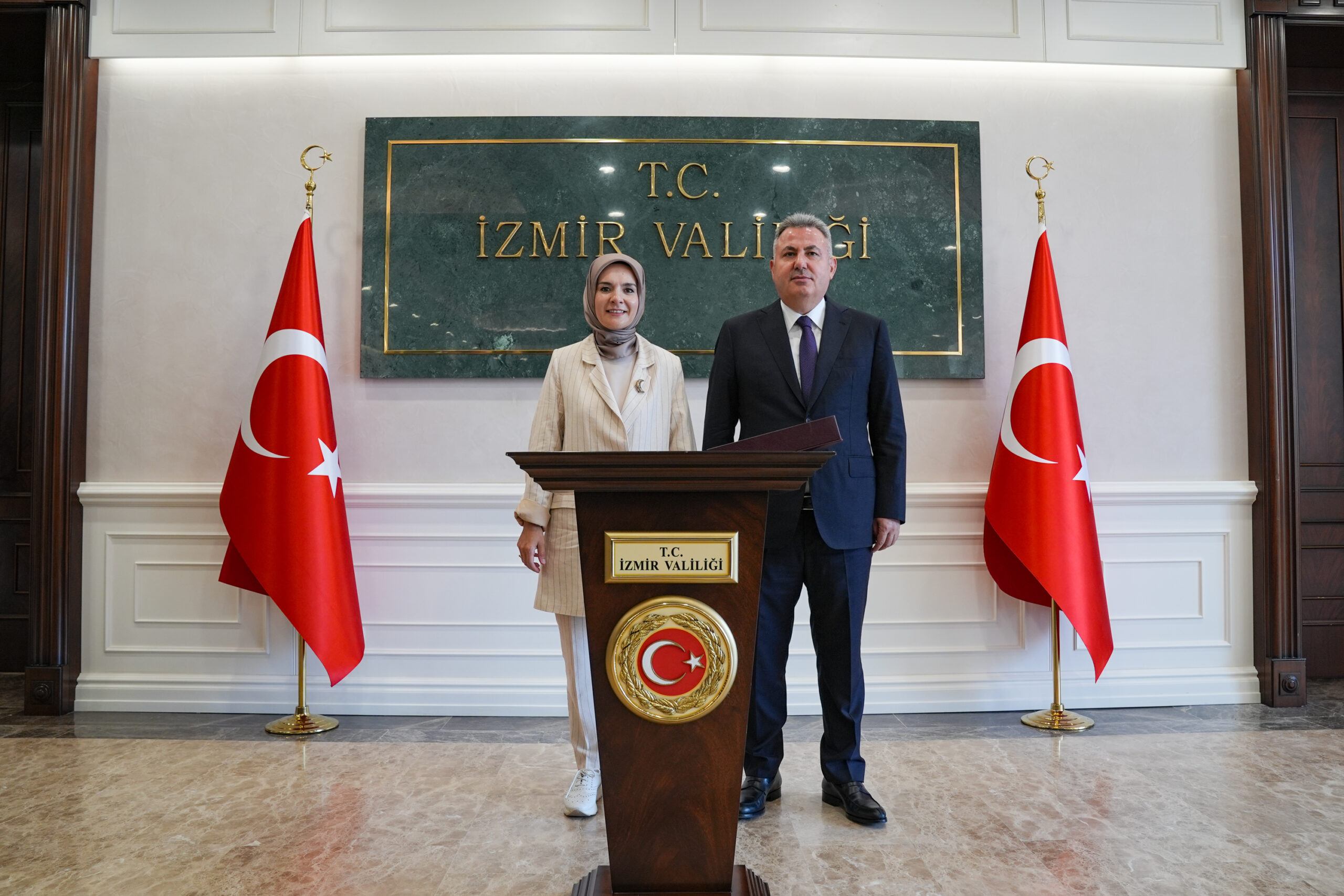 Aile ve Sosyal Hizmetler Bakanı Mahinur Özdemir Göktaş (solda), İzmir
