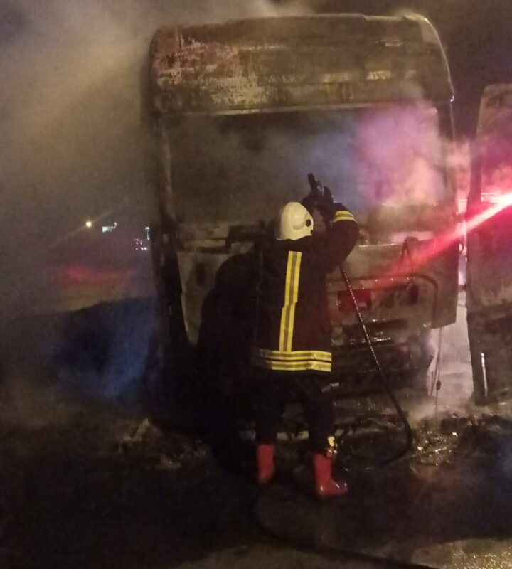 Afyonkarahisar’da seyir halindeyken tırda çıkan yangın söndürüldü. Sürücüsü ve plakası