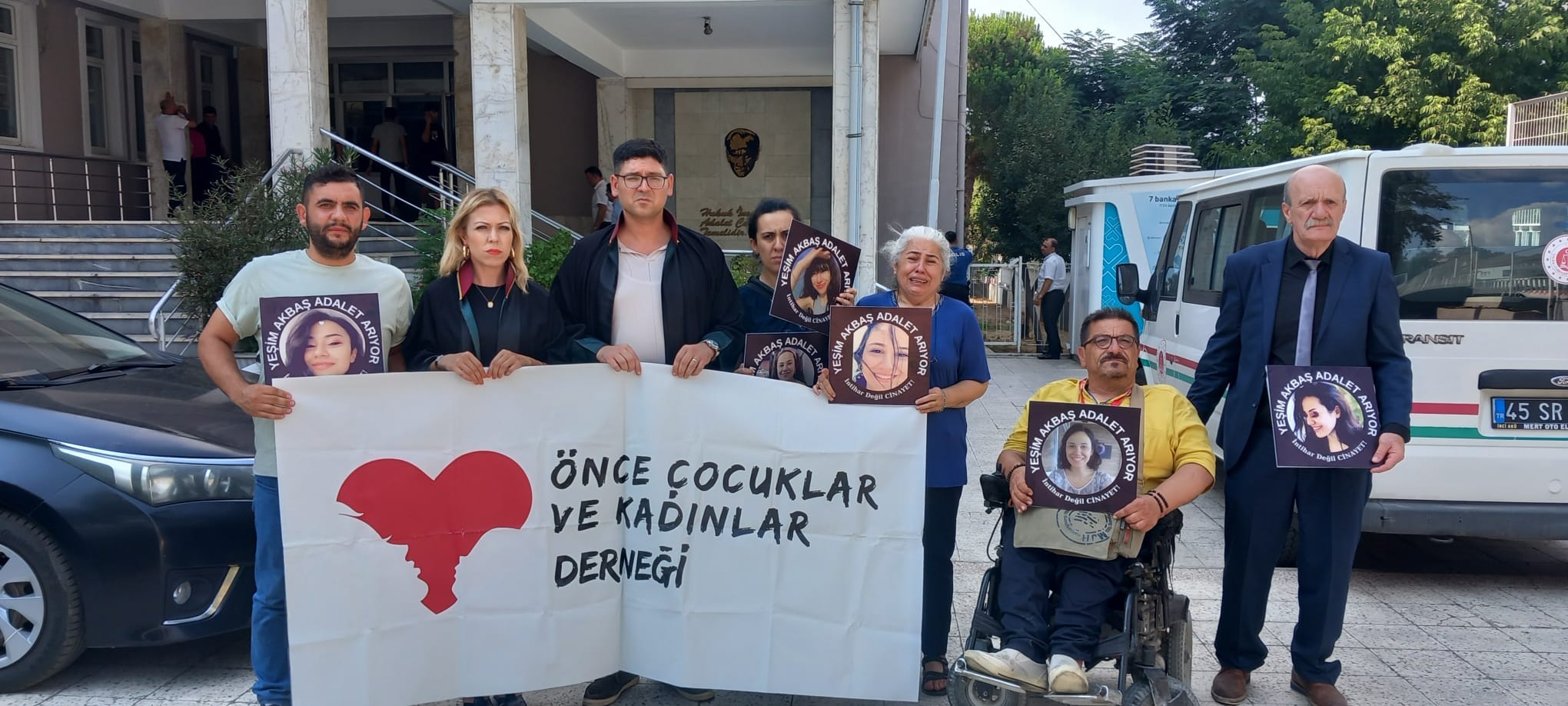 Manisa’nın Demirci ilçesinde, Yeşim Akbaş’ın (26) polis lojmanında başından silahla