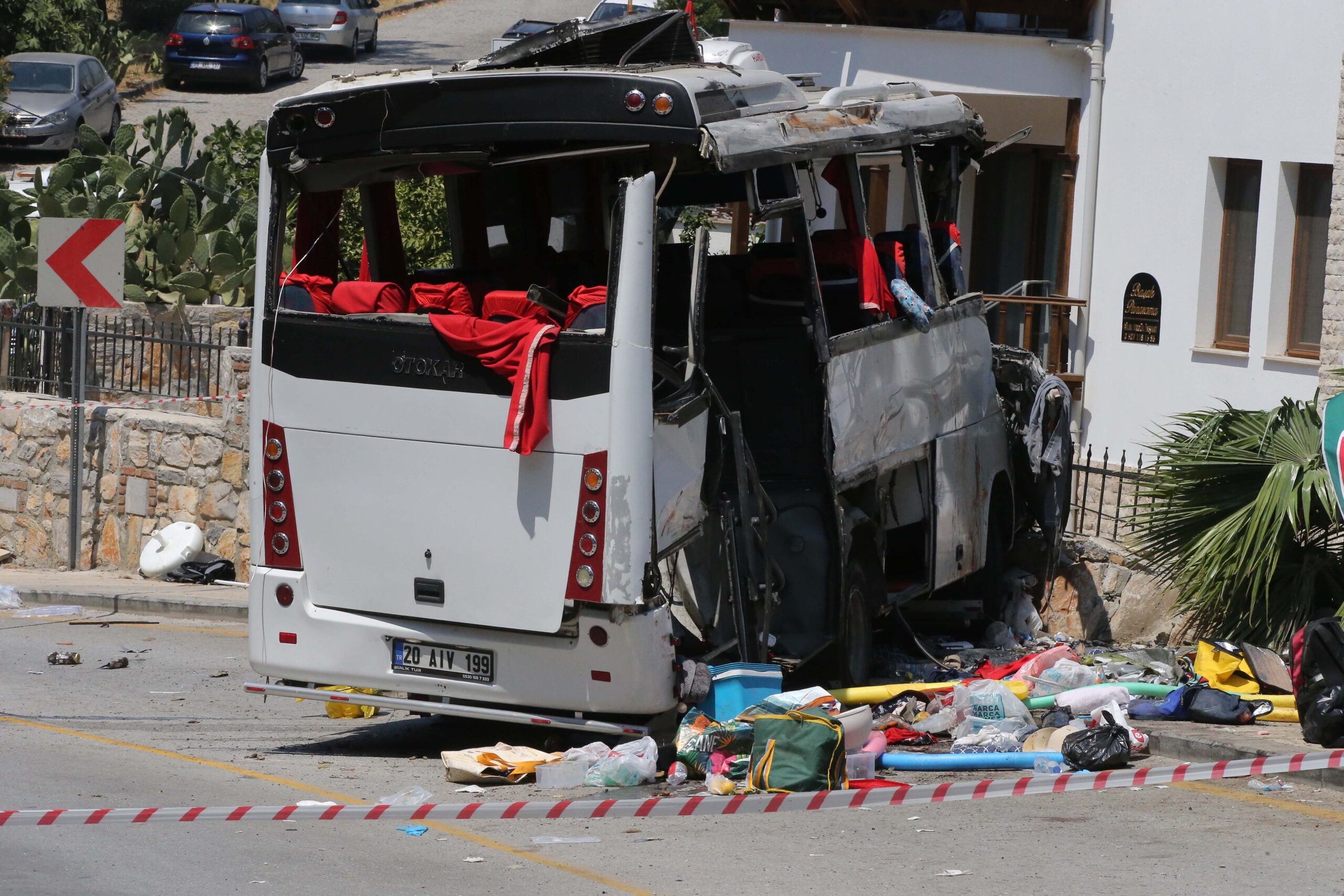 Muğla’da freni patladığı belirtilen tur midibüsünün park halindeki 3 araca