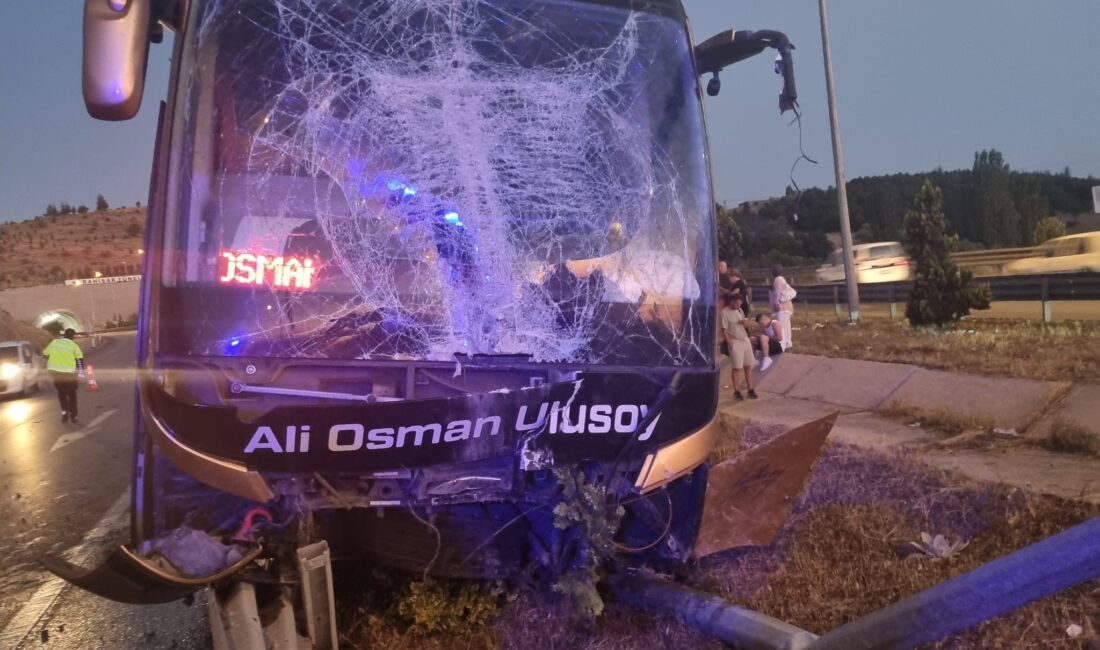 Afyonkarahisar’da bariyerlere çarpan yolcu otobüsündeki 2 kişi yaralandı. M.K. idaresindeki