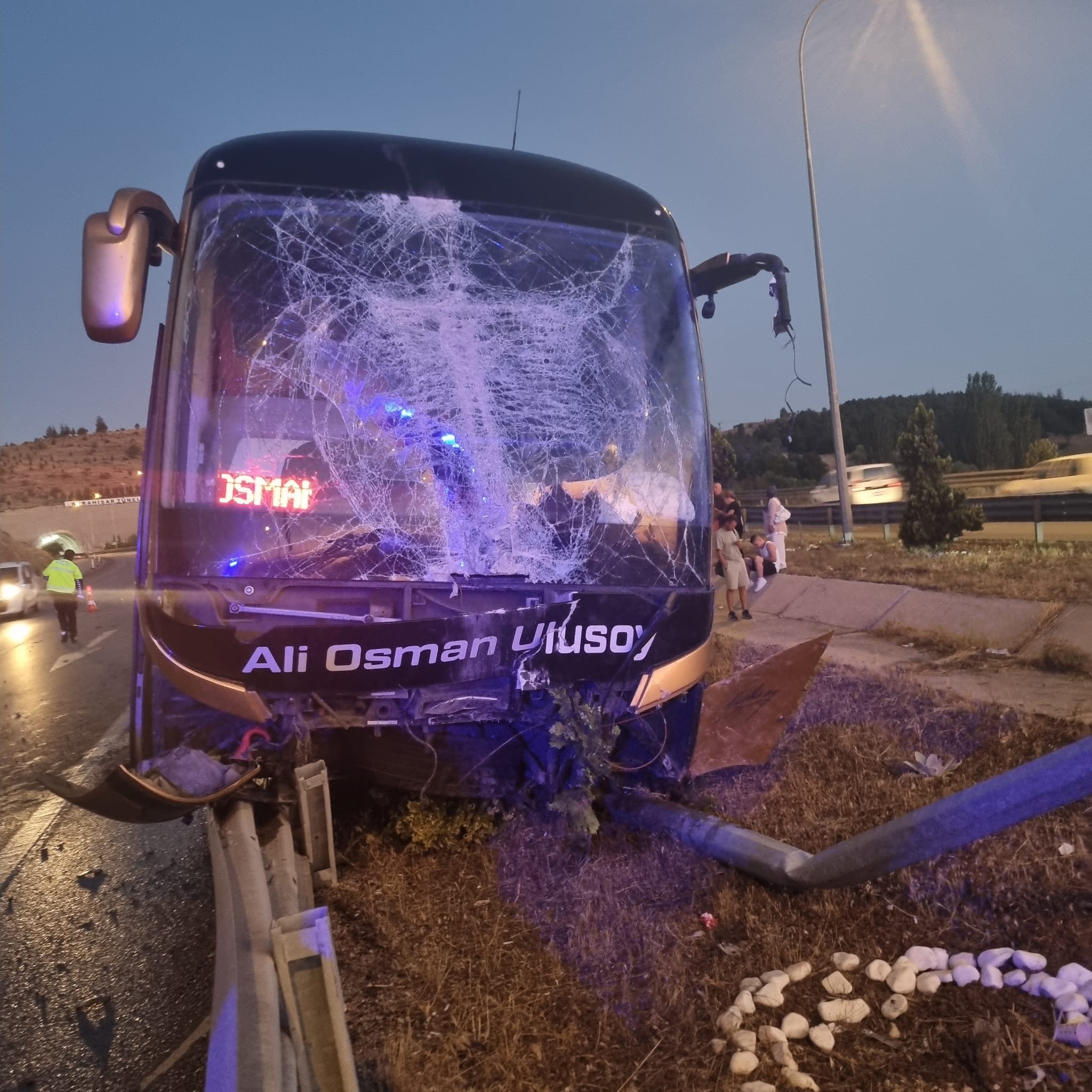 Afyonkarahisar’da bariyerlere çarpan yolcu otobüsündeki 2 kişi yaralandı. M.K. idaresindeki