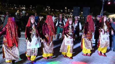 Afyonkarahisar’ın Emirdağ ilçesinde “17. Emirdağ Gurbetçi Festivali” başladı. Cumhuriyet Meydanı’nda