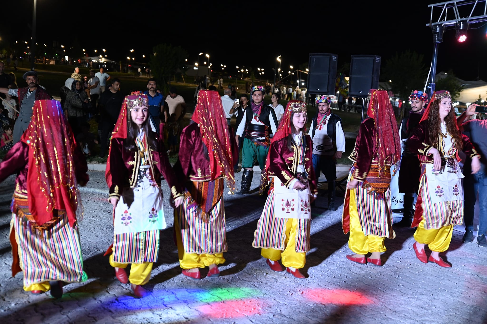 Afyonkarahisar’ın Emirdağ ilçesinde “17. Emirdağ Gurbetçi Festivali” başladı. Cumhuriyet Meydanı’nda