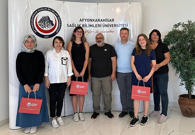 Bu sene mezun olan AFSÜ Eczacılık Fakültesi son sınıf öğrencilerinin