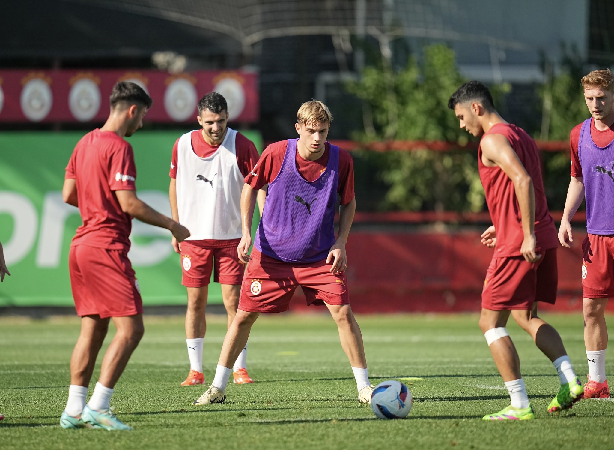 Galatasaray, 2024-2025 sezonu hazırlıklarına d ün Florya Metin Oktay Tesisleri’nde