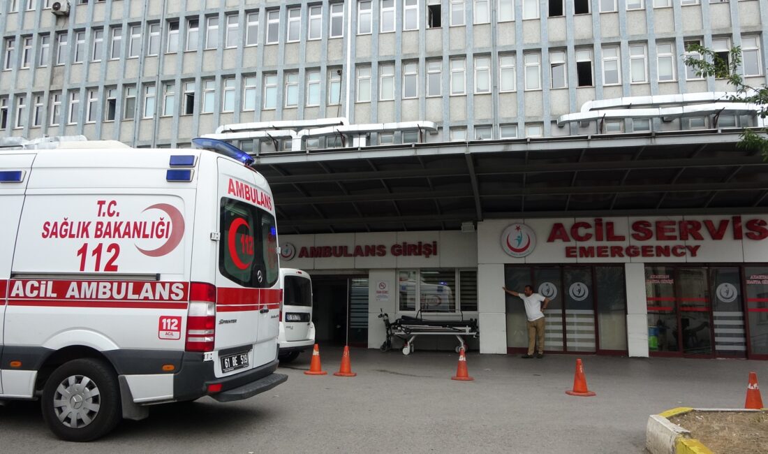 Trabzon’da Fatih Devlet Hastanesi Acil Servisine başvuran bir hasta ve