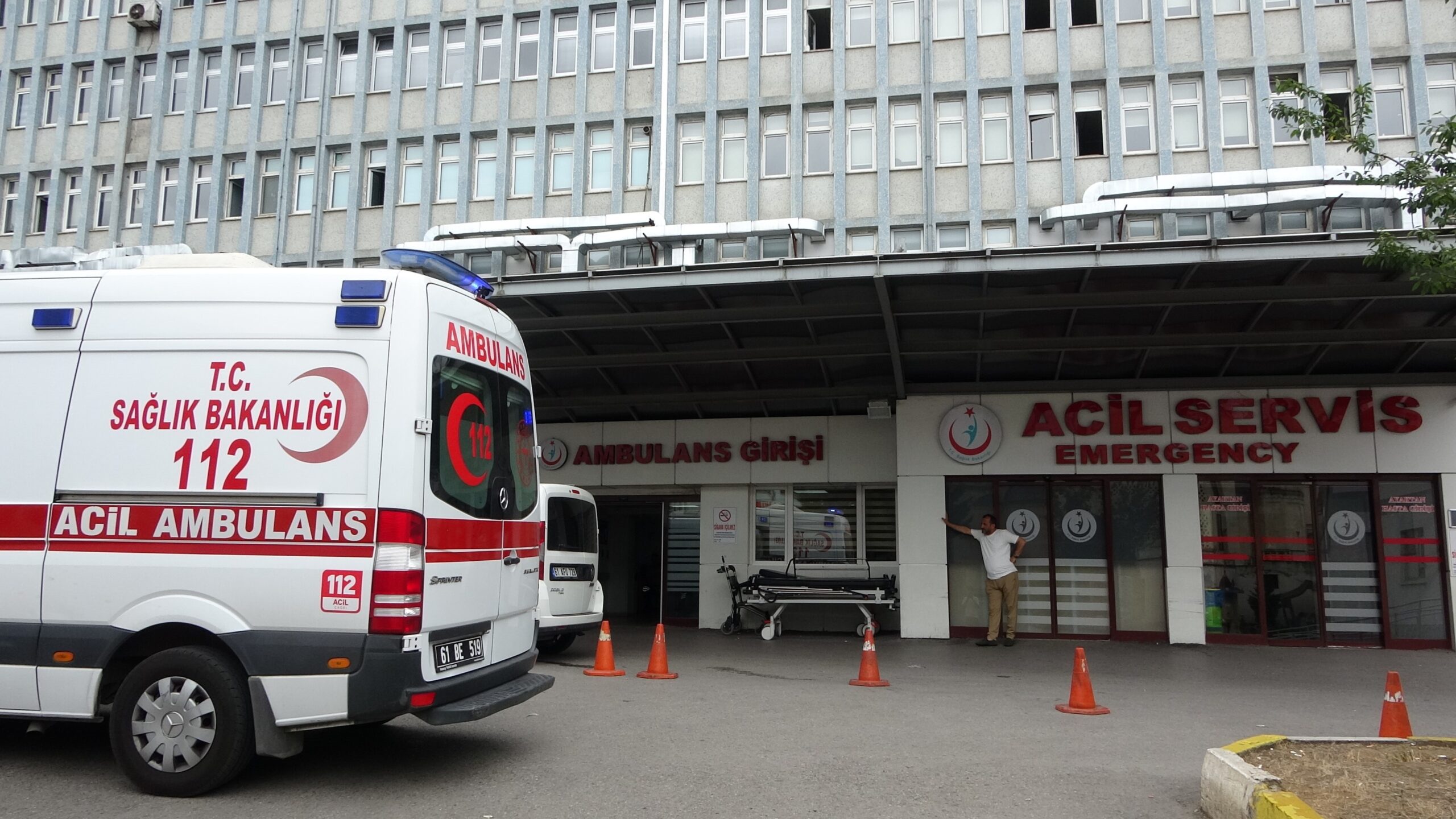 Trabzon’da Fatih Devlet Hastanesi Acil Servisine başvuran bir hasta ve