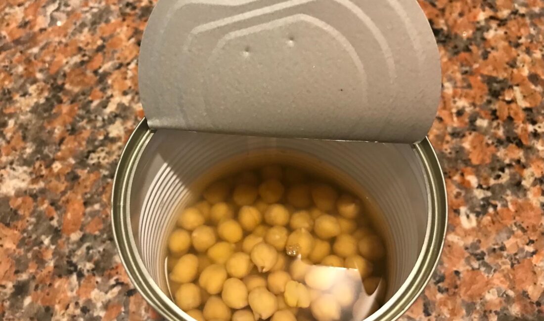 Günlük hayatta yaygın olan konserve kutu gıdalar, plastik saklama kapları