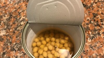 Günlük hayatta yaygın olan konserve kutu gıdalar, plastik saklama kapları