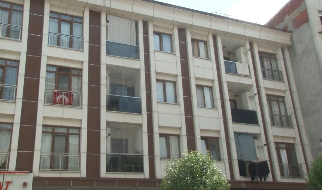 İstanbul Küçükçekmece’de bir binada hırsızlık yapan şahıslar polis ekiplerini görünce