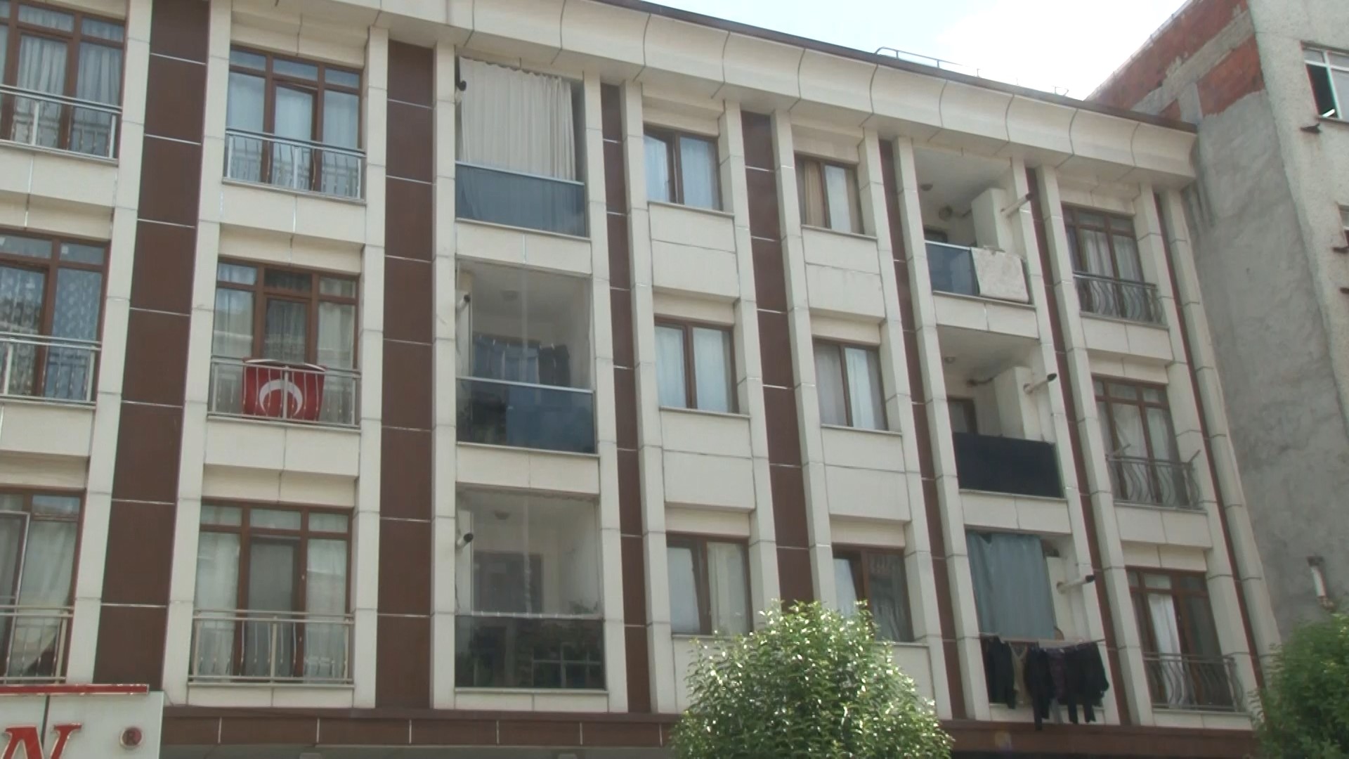 İstanbul Küçükçekmece’de bir binada hırsızlık yapan şahıslar polis ekiplerini görünce