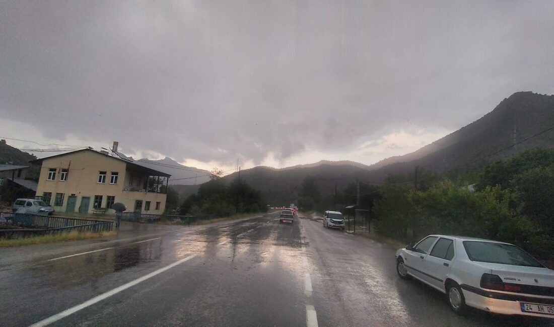 Erzincan-Gümüşhane karayolu sel suları nedeniyle ulaşıma kapandı. Gümüşhane’de öğleden sonra