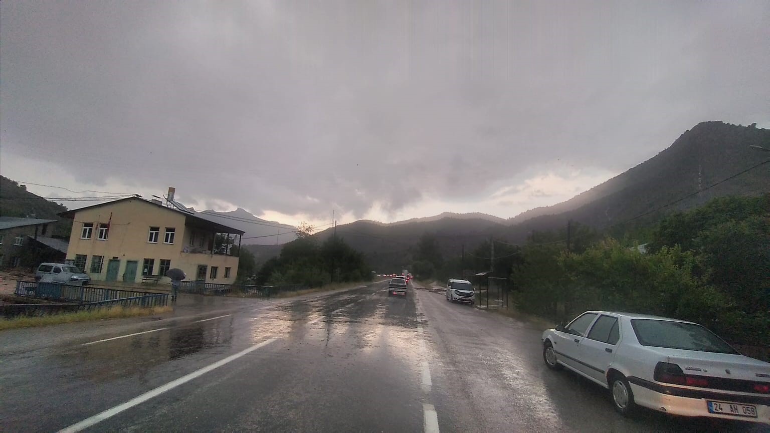 Erzincan-Gümüşhane karayolu sel suları nedeniyle ulaşıma kapandı. Gümüşhane’de öğleden sonra