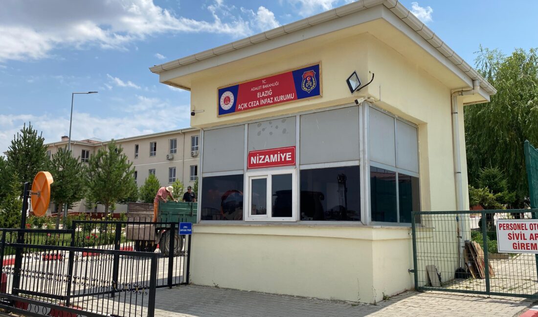 Böyle şey görülmedi! Cezaevine gizlice girip bir kişiyi vurdular Elazığ’da geçtiğimiz hafta Açık Cezaevinin tellerini keserek içeri giren şüpheliler,