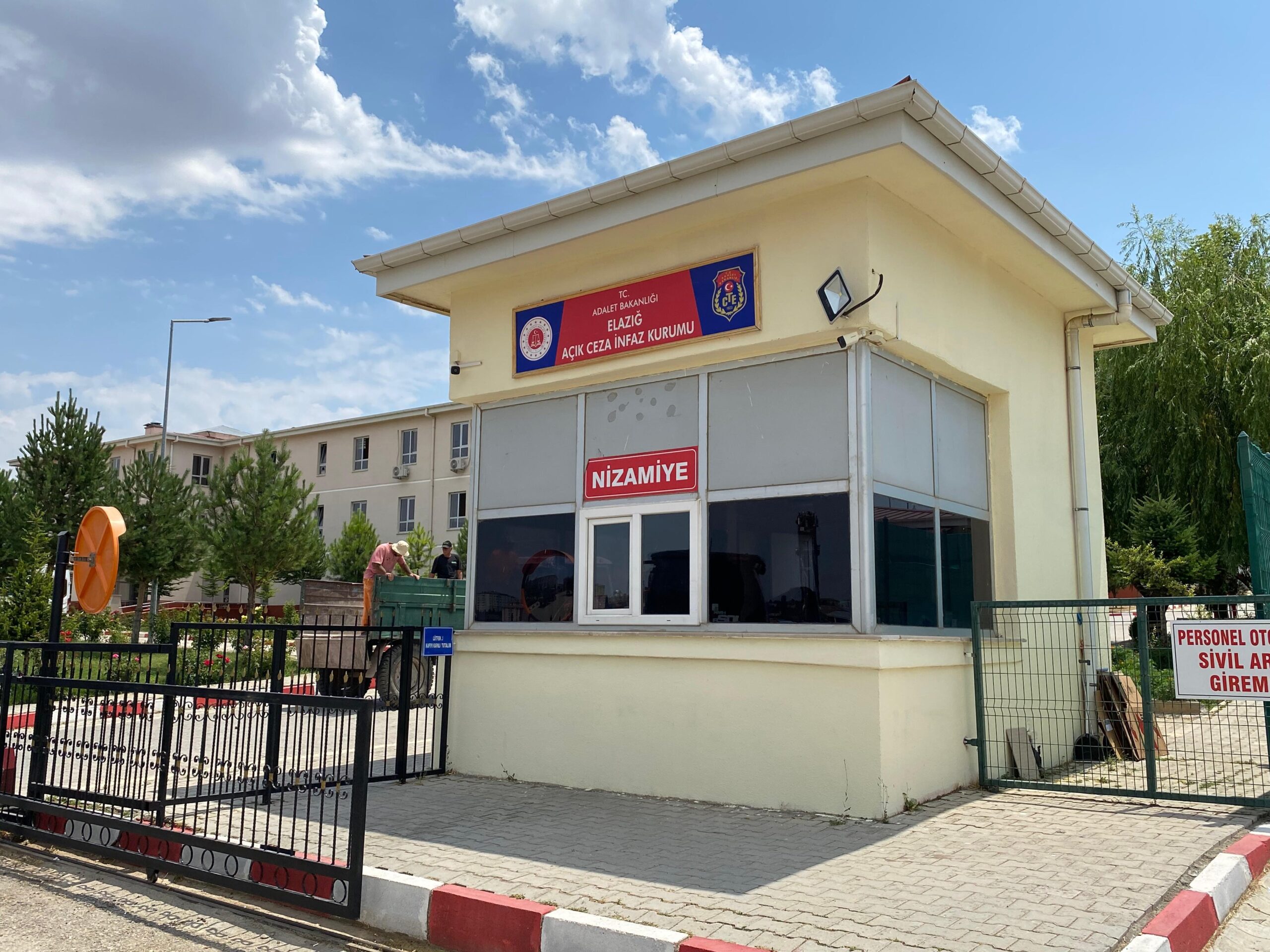 Elazığ’da geçtiğimiz hafta Açık Cezaevinin tellerini keserek içeri giren şüpheliler,