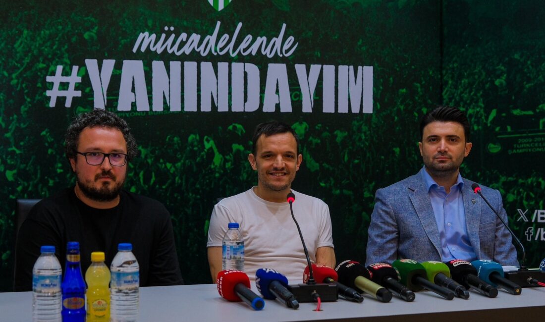 Bursaspor’un yeni teknik direktörü Pablo Martin Batalla için imza töreni