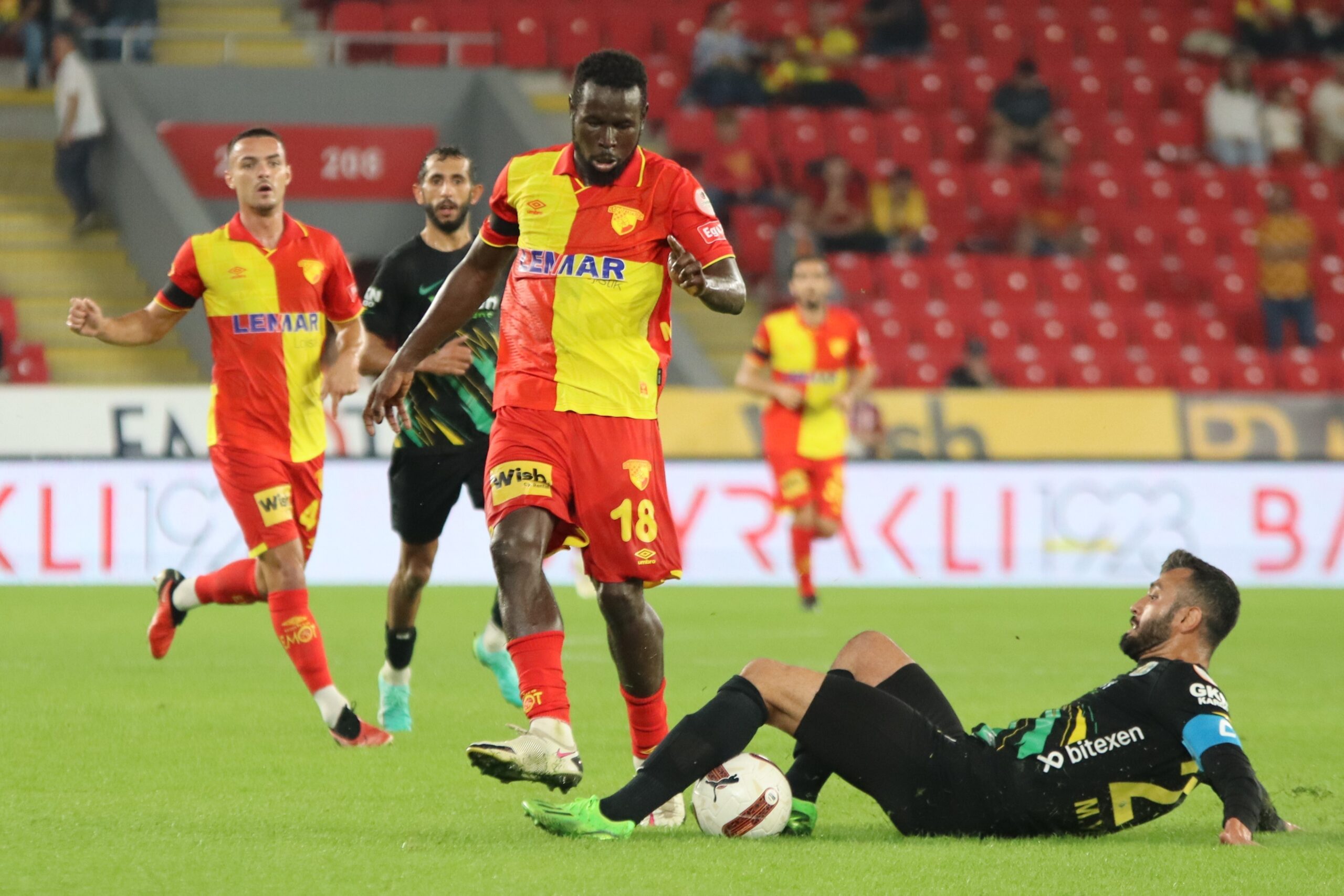 Sezon hazırlıklarını Slovenya’da sürdüren Süper Lig ekiplerinden Göztepe, Slovenya’daki ilk