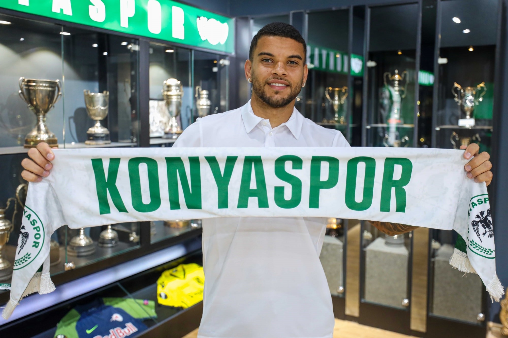 Konyaspor, Brezilyalı futbolcu Pedrinho ile 3 yıllık anlaşma sağladı. Konyaspor