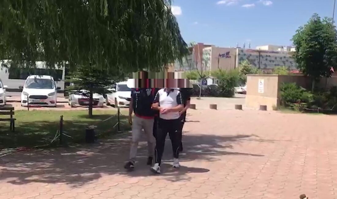 Dolandırıcılar Süper Lig’e de el attı Sivasspor’un adını kullanarak yardım parası toplayan iki dolandırıcı yakalandı. Sivas’ta,