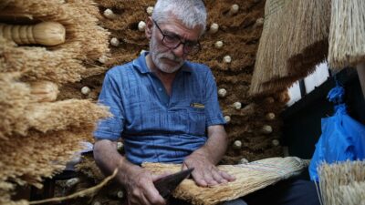 Geçmişte evlerin vazgeçilmez temizlik aracı olan çalı süpürgelerine rağbet, teknolojinin