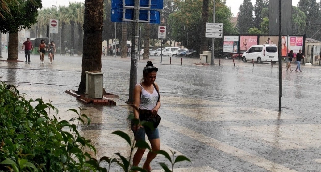 Afyonkarahisar’ın güney kesimlerindeki beklenen yerel kuvvetli yağışlara karşı uyarı yapıldı.