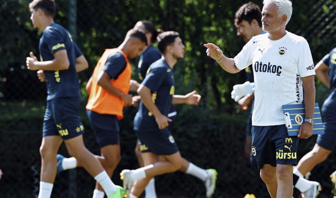 Fenerbahçe, yeni sezon hazırlıklarını Fenerbahçe Can Bartu Tesisleri’nde sabah saatlerinde