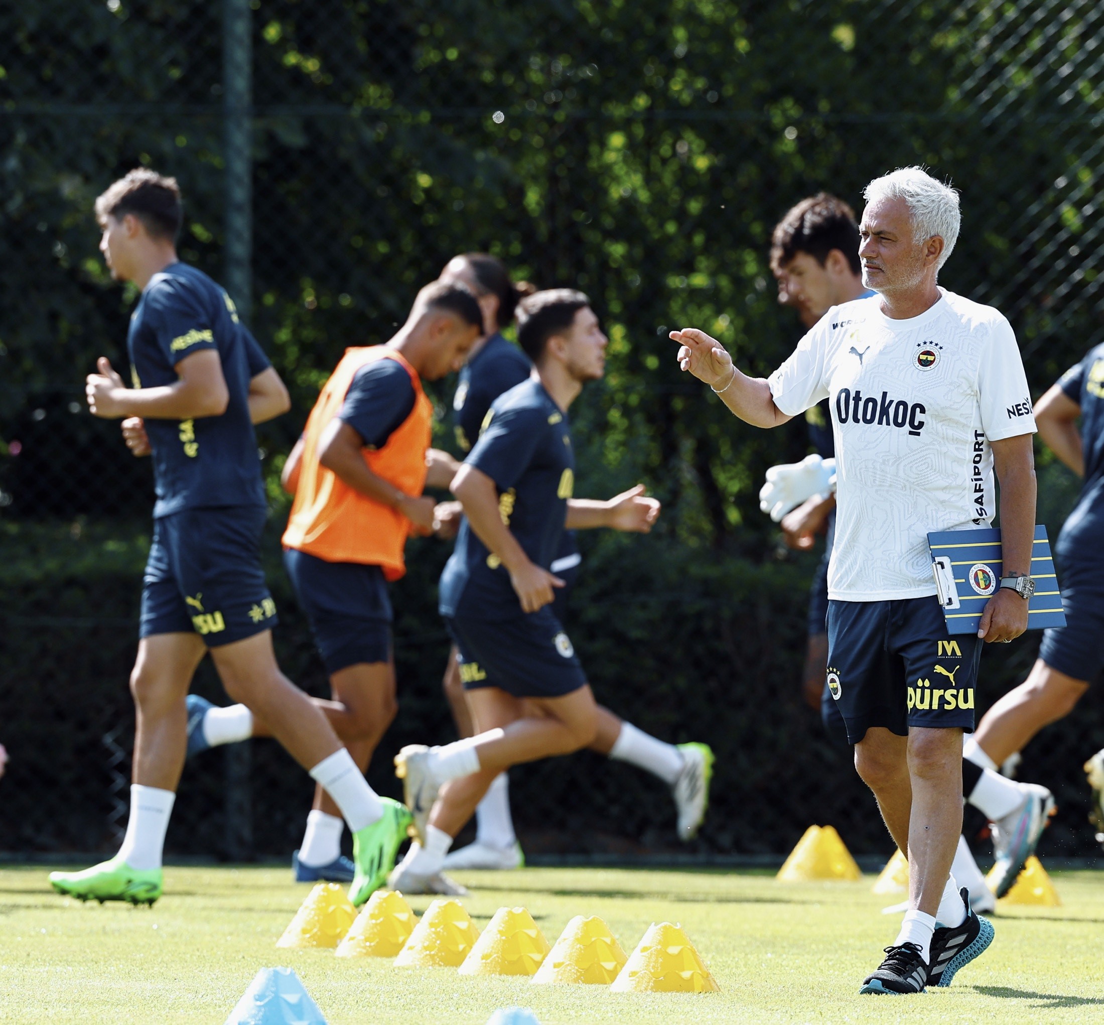 Fenerbahçe, yeni sezon hazırlıklarını Fenerbahçe Can Bartu Tesisleri’nde sabah saatlerinde