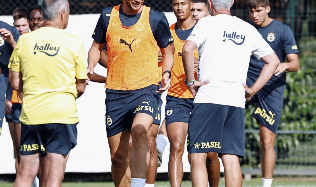 Fenerbahçe, yeni sezon hazırlıklarını akşam saatlerinde yaptığı antrenmanla sürdürdü. Sarı-lacivertlilerin