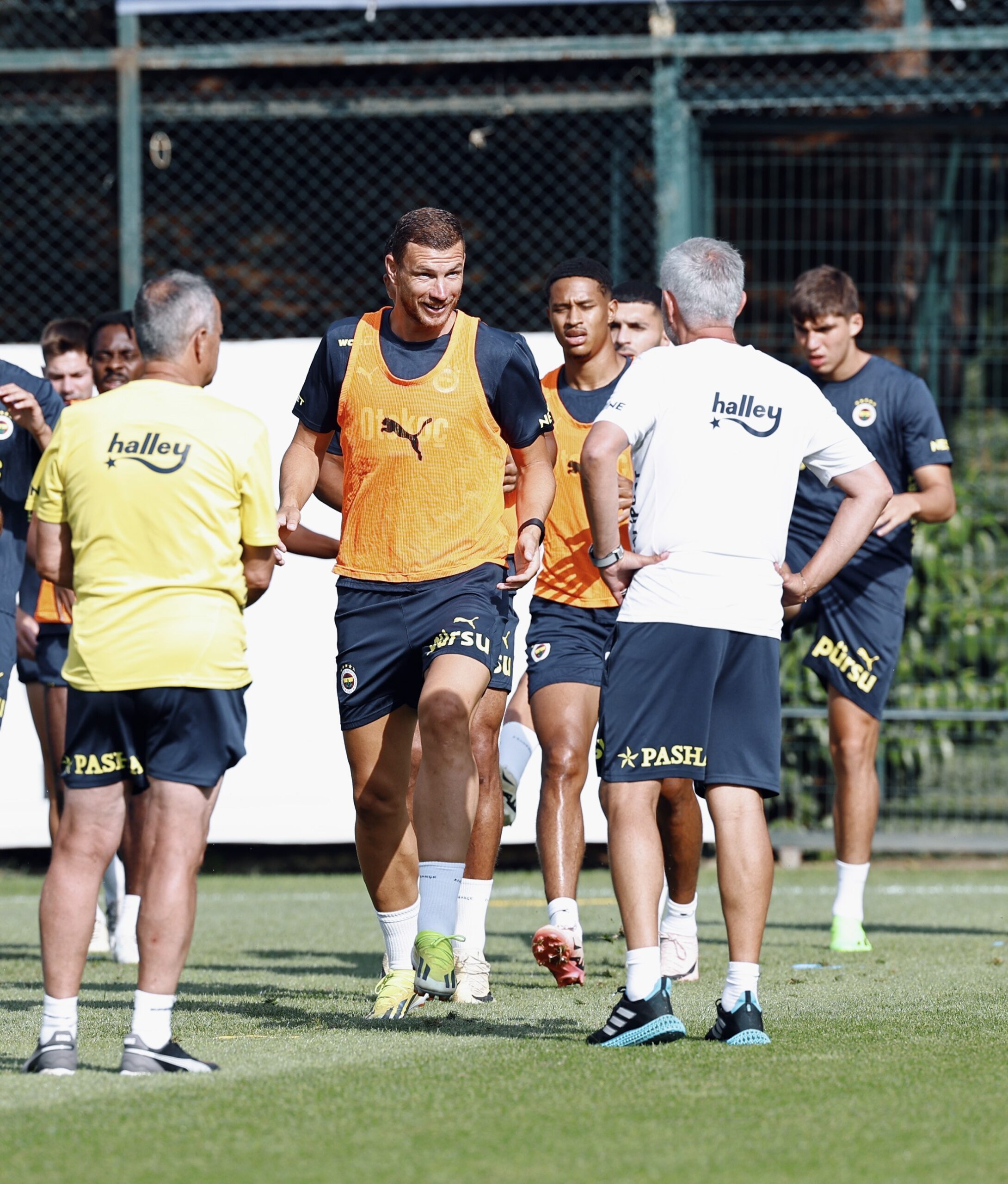 Fenerbahçe, yeni sezon hazırlıklarını akşam saatlerinde yaptığı antrenmanla sürdürdü. Sarı-lacivertlilerin
